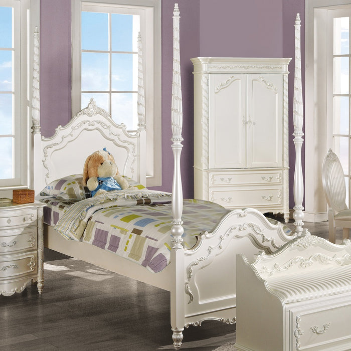 Pearl Poster Bed